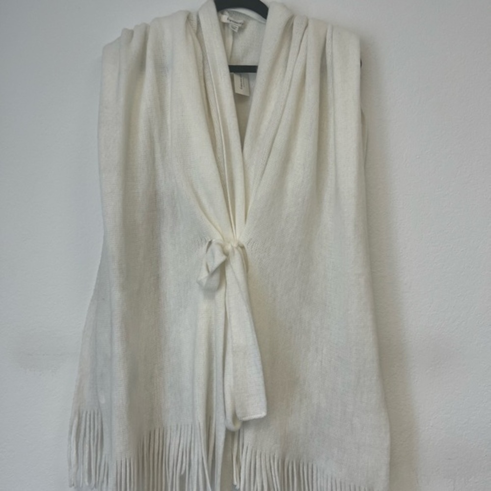 🖤 FRANCESCA’S WINTER WHITE WRAP WITH FRINGE